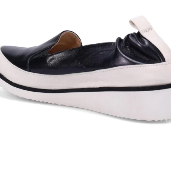 Ron White - Women’s Nell Ultralight Slip-On Black & White Sneaker (37- US 6 1/2) - Picture 8 of 8
